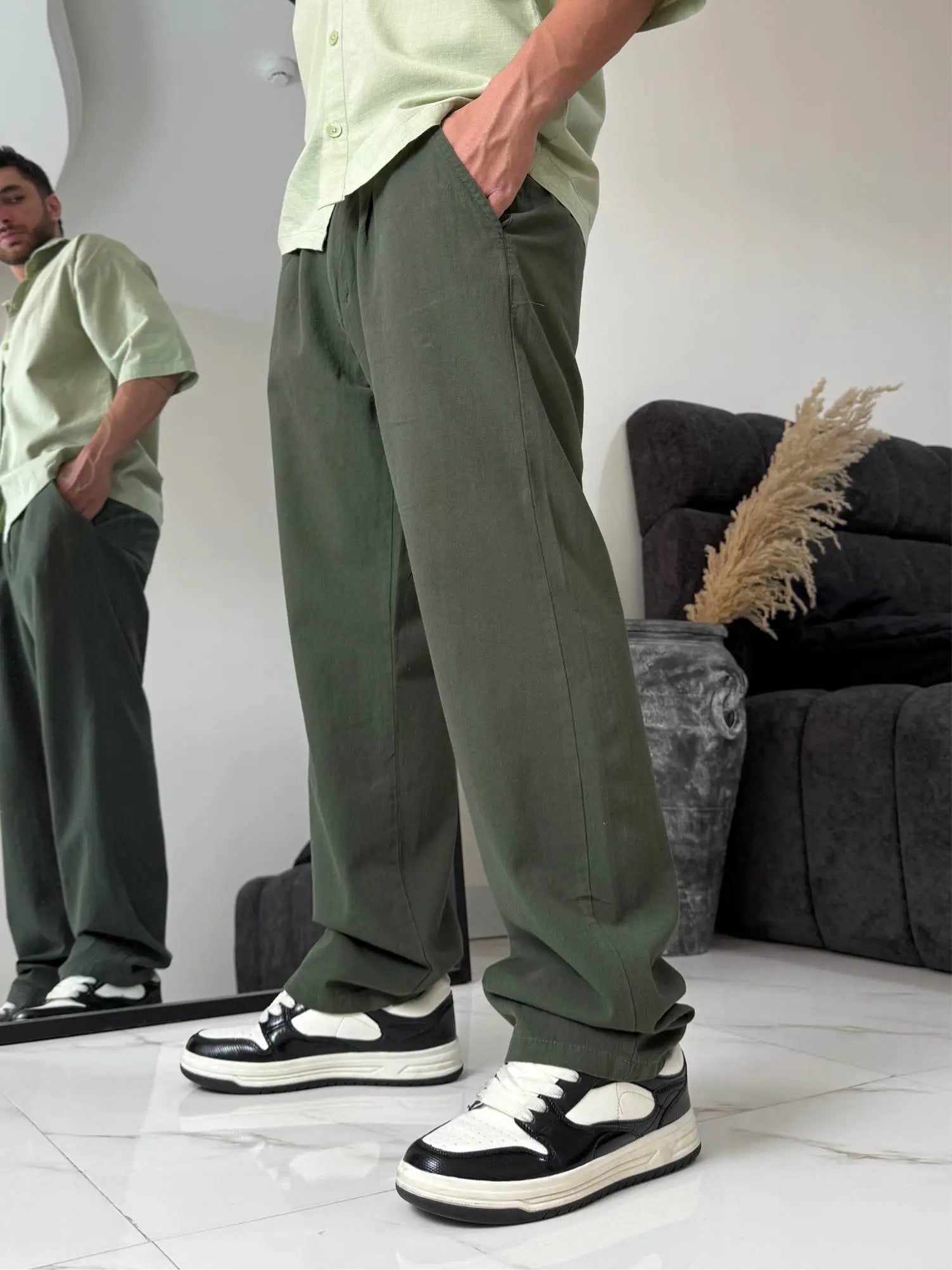 Linen trousers with buttons at the waist