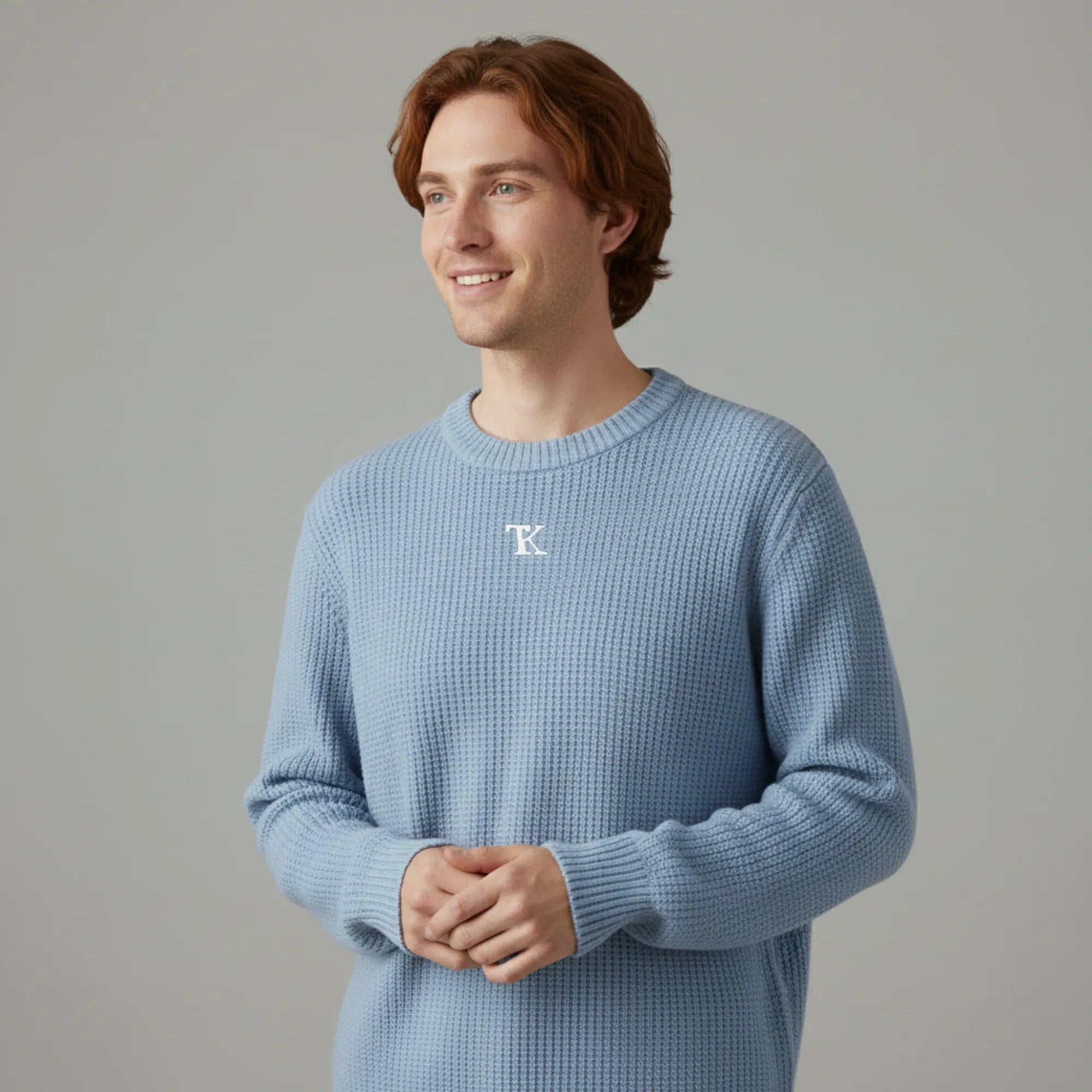 سترةً بياقةٍ دائريةٍ مزخرفةً بنسيجٍ محبوكٍ مُربّع