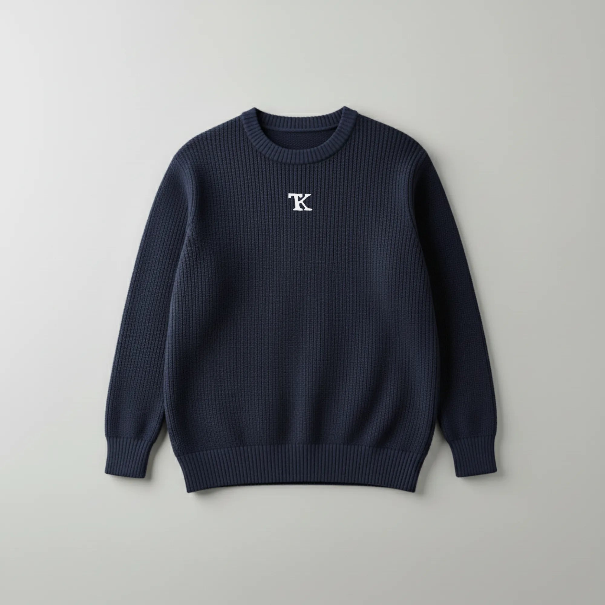 سترةً بياقةٍ دائريةٍ مزخرفةً بنسيجٍ محبوكٍ مُربّع