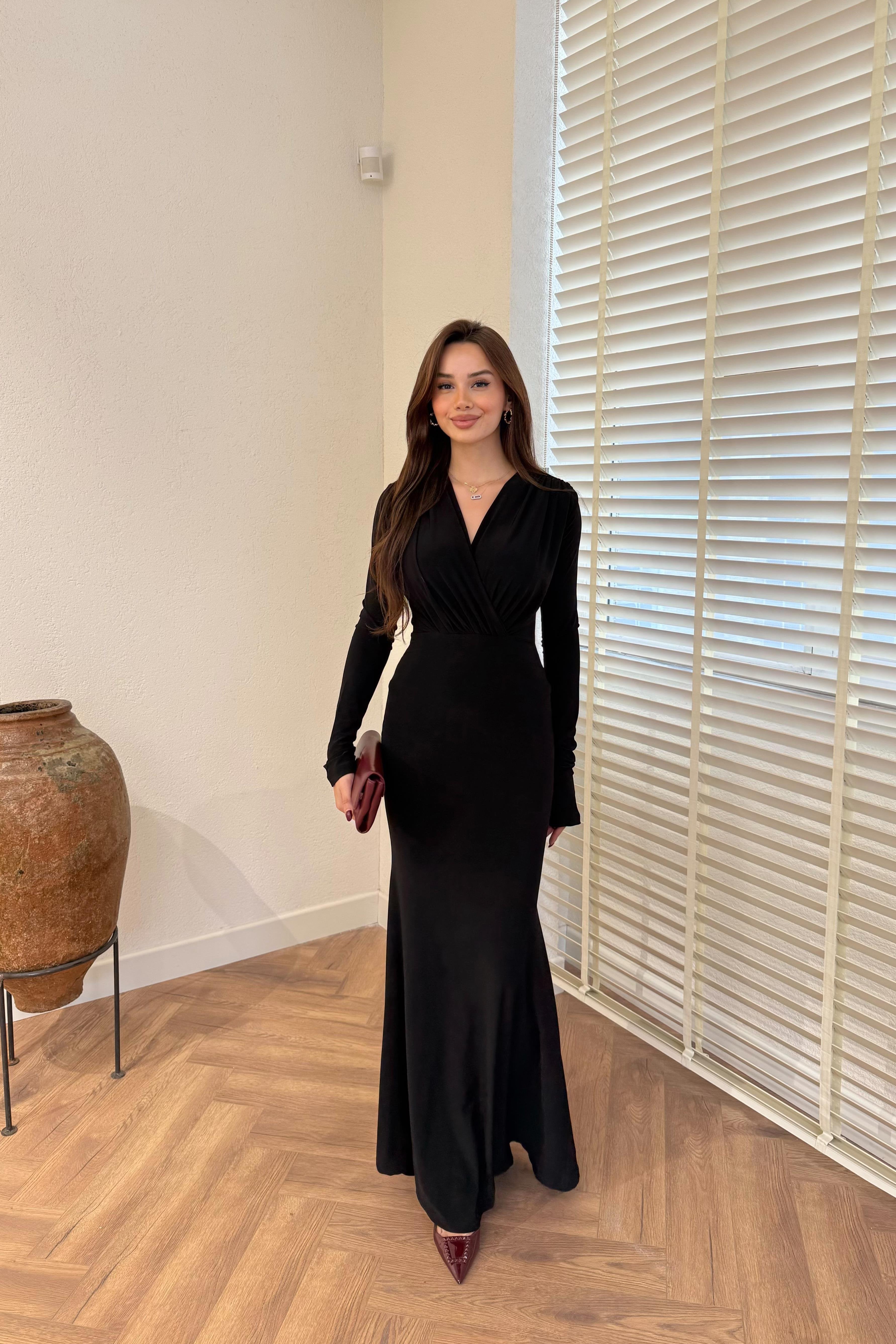 V-Neck Fishtail Dress - BLACK